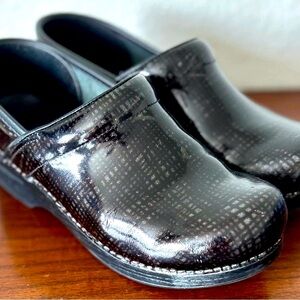 DANSKO BLACK BOX PROFESSIONAL CLOGS - SIZE 8.5 (39) BLACK PATENT